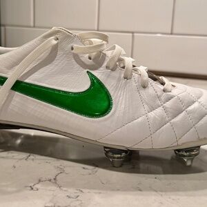 Extremely Rare Brand New Nike Tiempo Legend IV Elite SG Carbon Fiber.